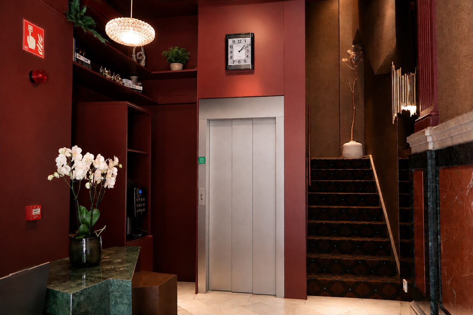 Recepción y escalera principal del hotel